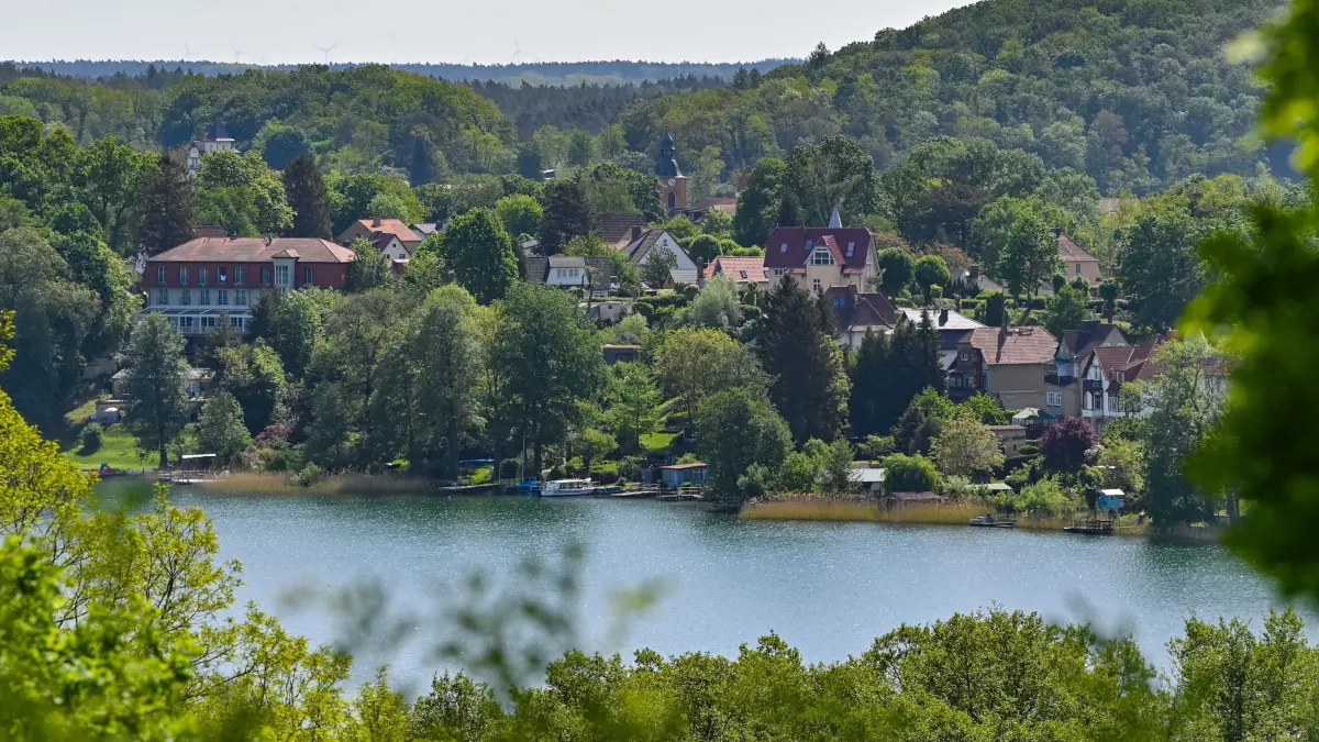 Naturpark Märkische Schweiz: ARCHIV - 16.05.2022, Brandenburg, Buckow: Blick über den Schermützelsee auf den Ort Buckow im Naturpark Märkische Schweiz. (zu dpa: «Petition gegen Solarparks in Märkischer Schweiz gestartet») Foto: Patrick Pleul/dpa +++ dpa-Bildfunk +++