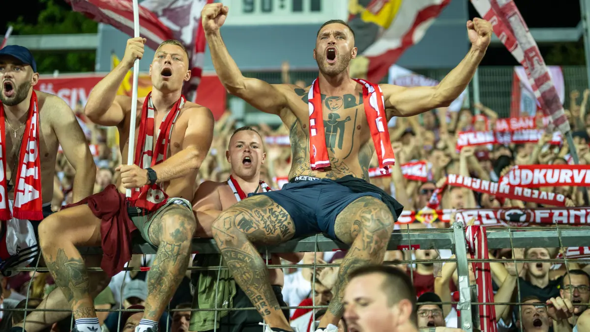 GER, SSV Ulm vs. FC Bayern Muenchen, Fussball, DFB Pokal, 1. Runde, Spielzeit 2024/2025, 16.08.2024: Die Bayern feiern in der Kurve, Zuschauer und Fans von Muenchen,
GER, SSV Ulm vs. FC Bayern Muenchen, Fussball, DFB Pokal, 1. Runde, Spielzeit 2024/2025, 16.08.2024,
Eibner-Pressefoto/Sascha Walther