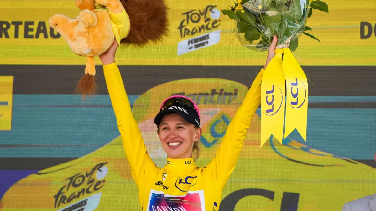 Tour de France Frauen: 16.08.2024, Frankreich, Morteau: Radsport: Tour de France Frauen, Remiremont - Morteau (159,20 km), 6. Etappe: Katarzyna Niewiadoma aus Polen, die das Gelbe Trikot der Gesamtführenden trägt, feiert auf dem Podium nach dem Rennen. Foto: Peter Dejong/AP/dpa +++ dpa-Bildfunk +++