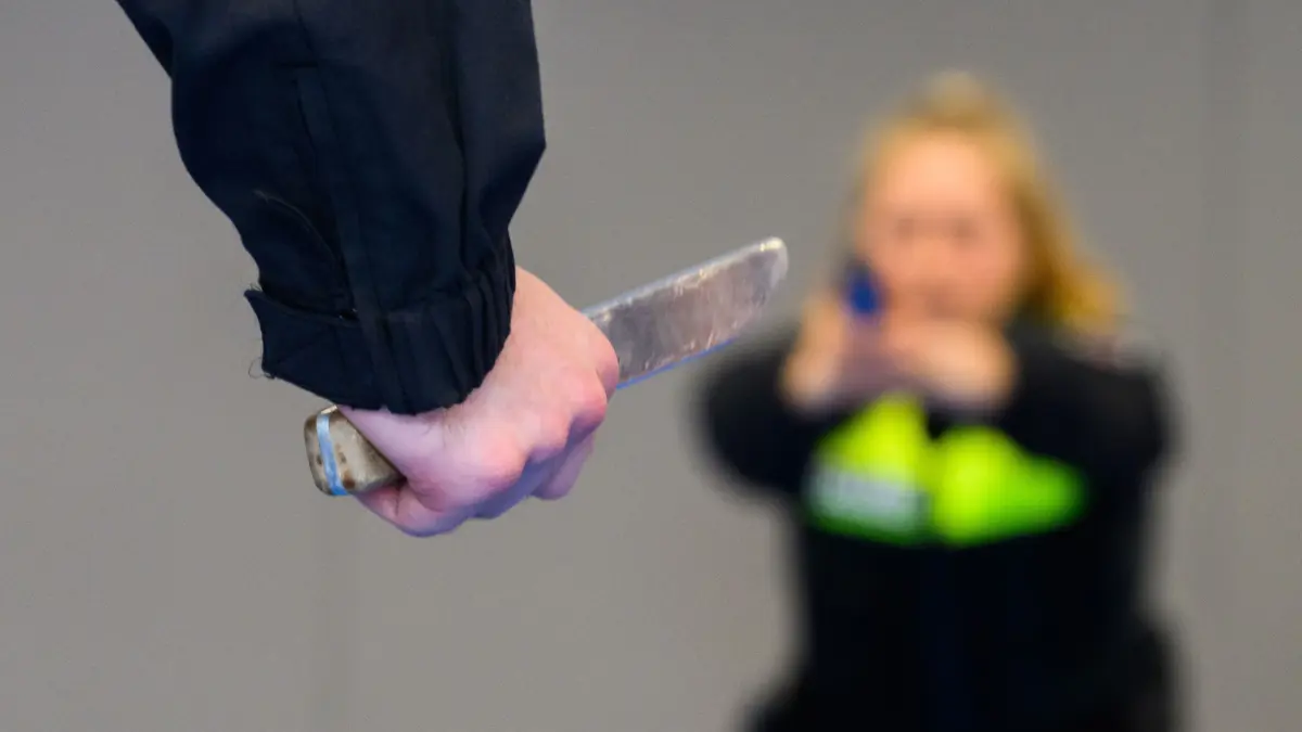 Ein Mann hält im Trainingszentrum der Polizeidirektion Hannover ein Messer während einer Trainingseinheit zu Messerangriffen. Polizisten im Studium trainieren die Festnahme von mit Messer bewaffneten Menschen. Während ihrer Sommerreise hat die niedersächsische Innenministerin Behrens (SPD) das Trainigszentrum besucht und sich erneut für ein Verbot von Messern im Nahverkehr eingesetzt. Zudem sollen Waffenverbotszonen ausgeweitet werden. +++ dpa-Bildfunk +++