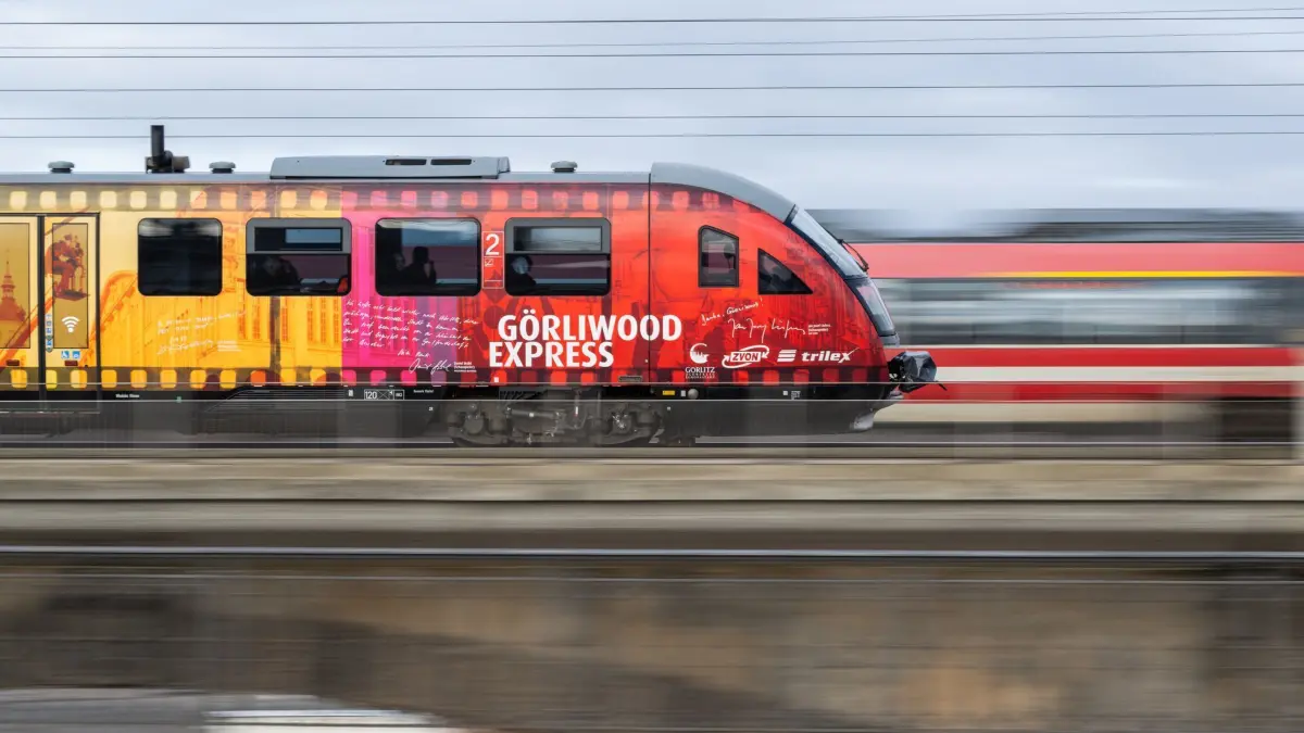 Trilex-Zug in Dresden: ARCHIV - 15.01.2024, Sachsen, Dresden: Ein Trilex-Zug der Länderbahn mit der Werbung „Görliwood Express“ fährt nach Görlitz (Aufnahme mit langer Belichtungszeit). (zu dpa: «Behinderungen bei Trilex-Zügen am Bahnhof Bischofswerda») Foto: Robert Michael/dpa +++ dpa-Bildfunk +++