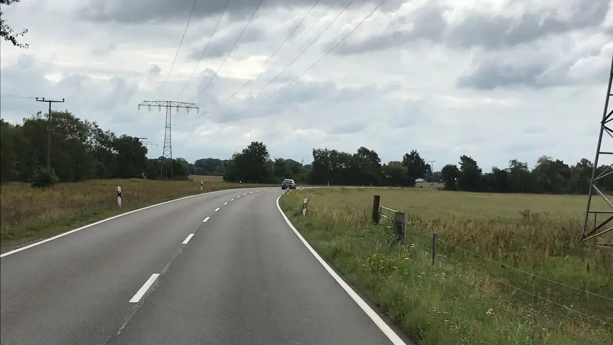 Etwa in Höhe der Rechtskurve könnte künftig die in Planung befindliche Ortsumfahrung von der jetzigen B156 abzweigen.