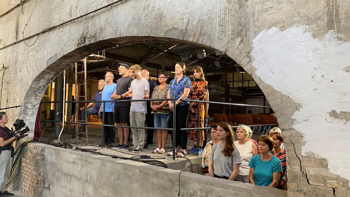 Bekannte Schauspielgrößen wie Götz Schubert und Linn Reusse treten gemeinsam mit dem Weißwasseraner Stadtchor auf. Shakespeares Othello wird auf dem Gelände der Telux inszeniert.