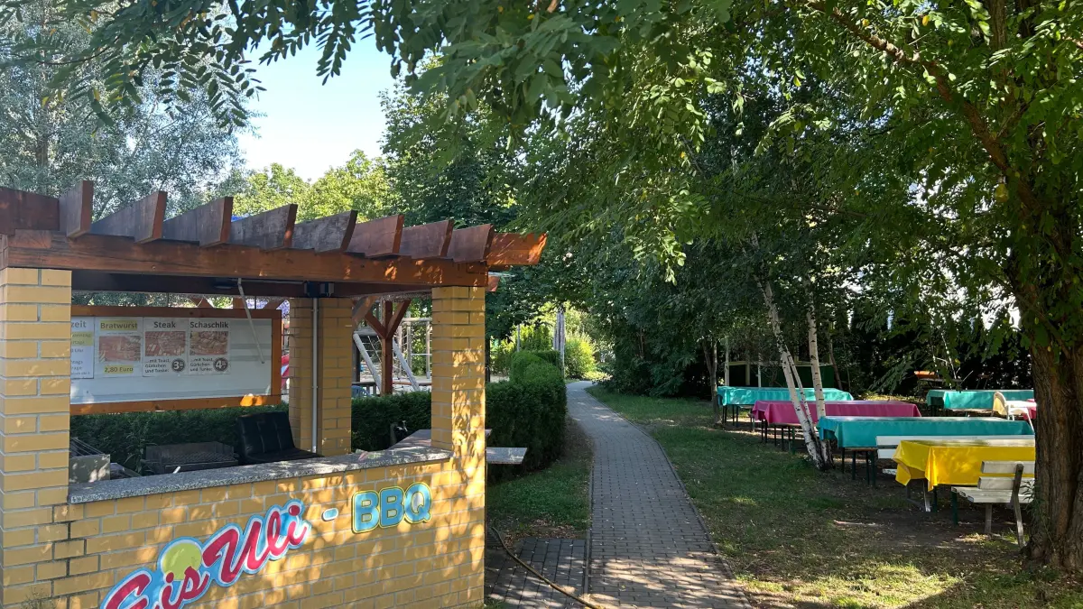 Die Eisdiele von Eis-Ulli in Hoyerswerda ist bunt, groß und bietet viel Platz zum Spielen.