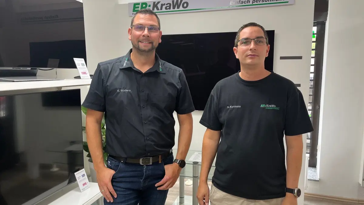 Geschäftsführer Kevin Wolters (links im Bild) und Verkäufer Nikolai Kurmann beraten zu technischen Geräten und Reparaturen. Auch die Installation neuester Technik beim Kunden vor Ort wird als Serviceleistung angeboten.