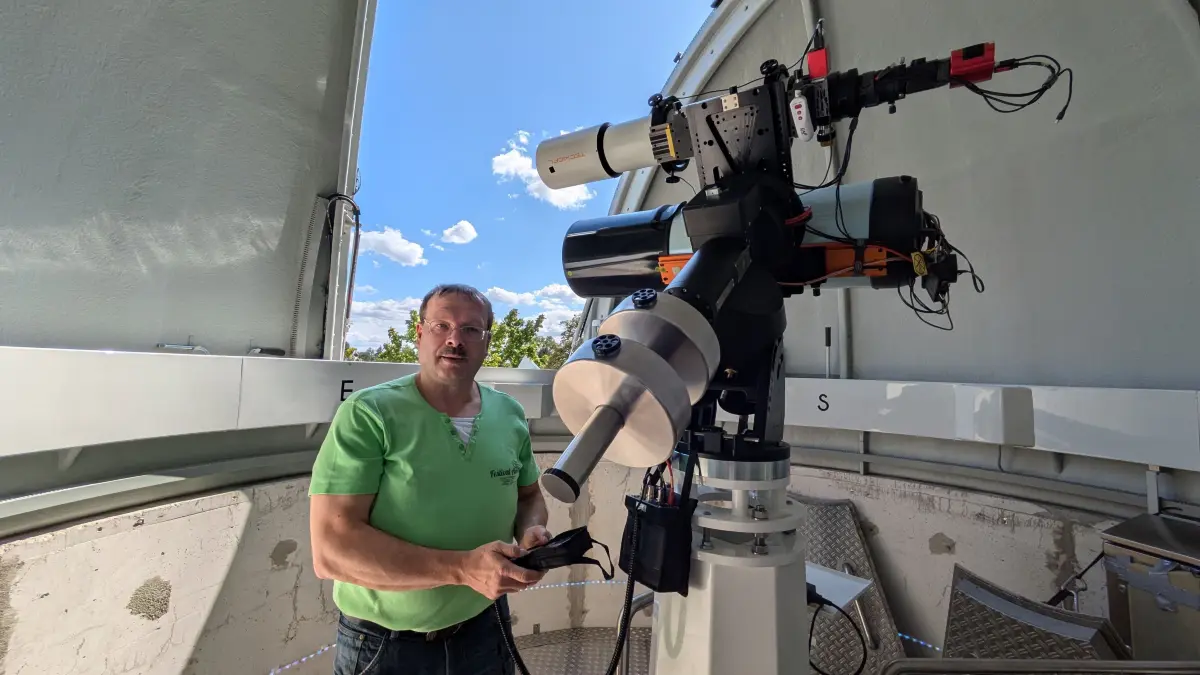 Sternwarte Bernau, Norbert Thron vom Astronomischen Zentrum Bernau am Teleskop in der Kuppel, 21.8.24