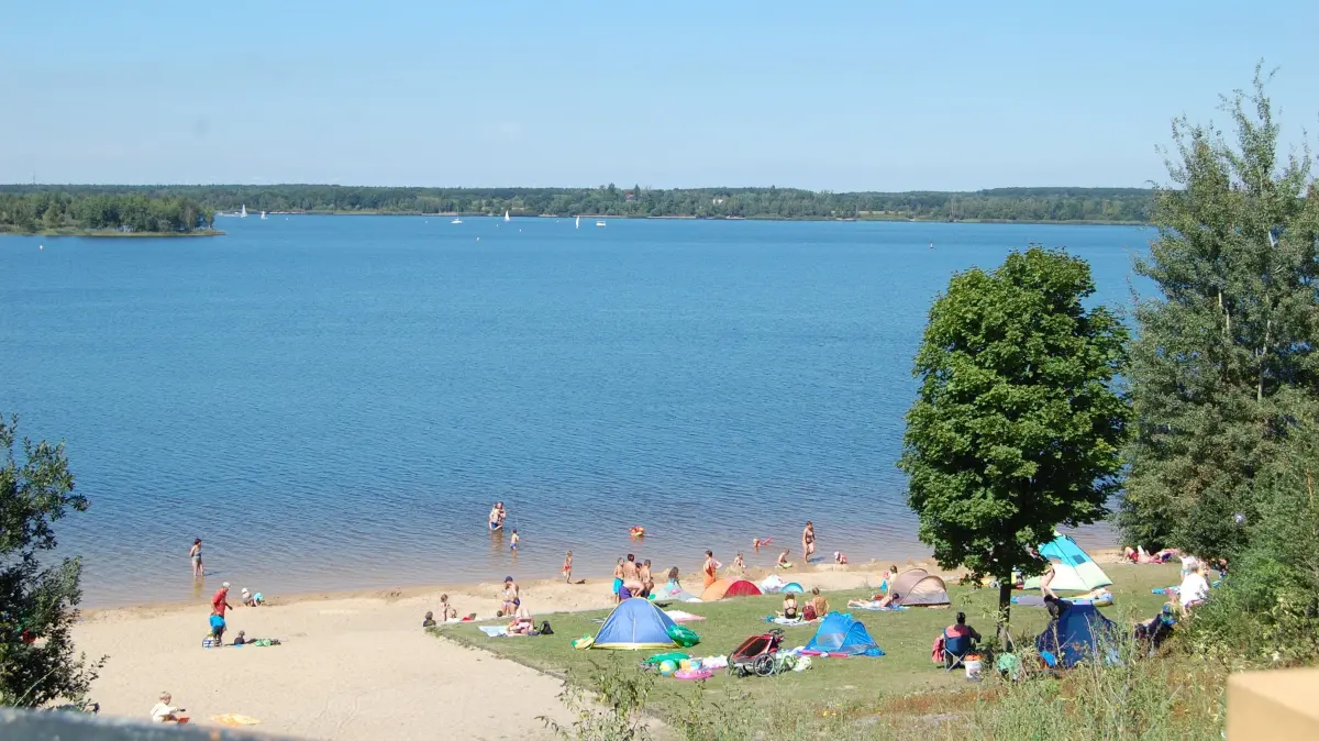 Im Familienpark am Senftenberger See gibt es mehrere Strände. Wer es ruhiger mag als am Hauptstrand von Großkoschen, ist dort genau richtig.