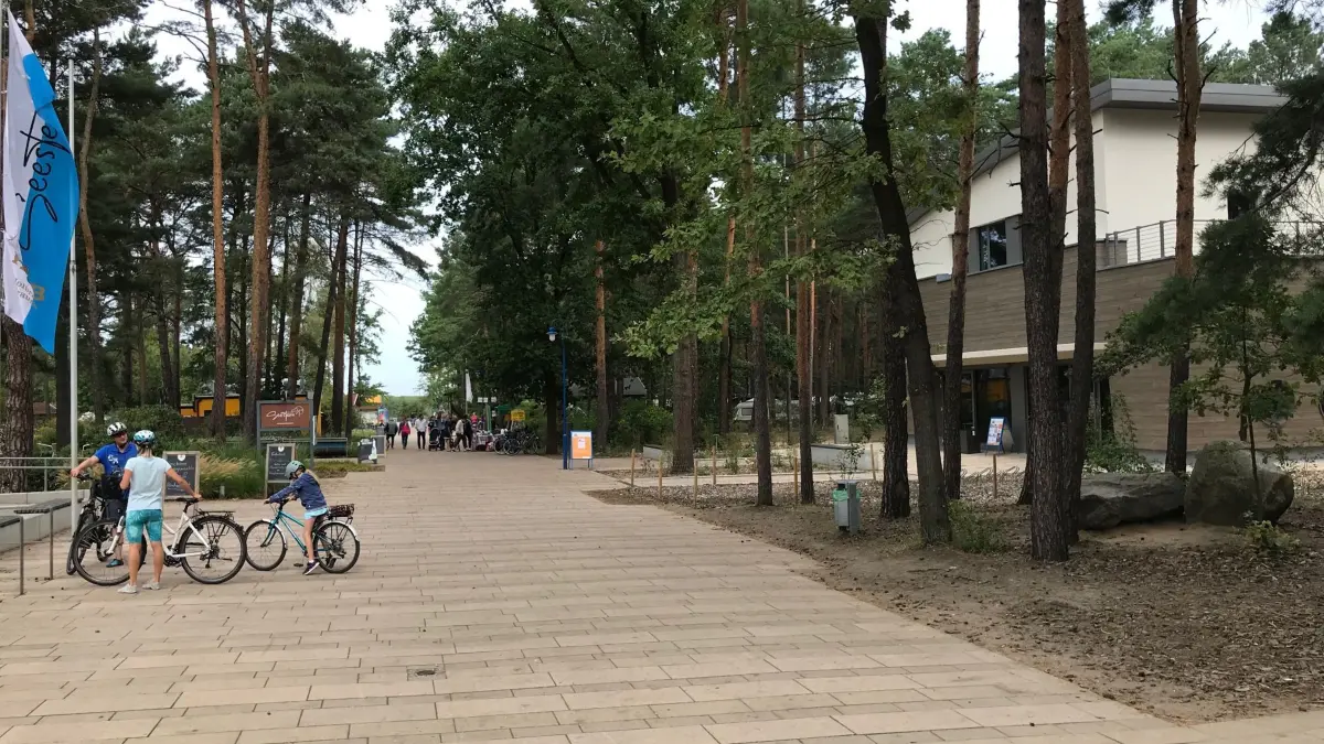 Die Waldpromenade des Familienparks gilt als Magistrale des Urlaubsparadieses. Rechts ist das nagelneue Kulturschiff zu sehen.