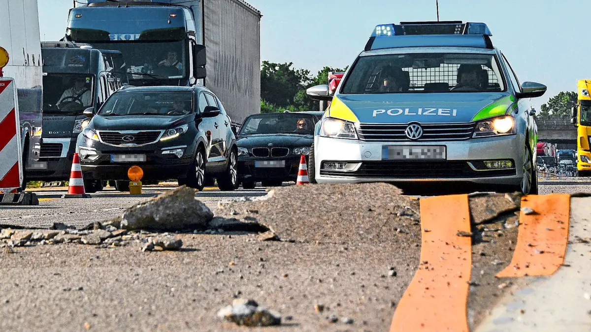 Durch große Hitze hat sich auf der Autobahn 5 in der Nähe der Anschlussstelle Heidelberg/Schwetzingen der Fahrbahnbelag am Ende einer Baustelle am 02.07.2015 um rund 30 Zentimeter angehoben. 2 Fahrzeuge wurden durch einen Unfall deshalb leicht beschädigt. Foto: Rene Priebe/dpa (zu lsw: "Schäden auf Autbohn durch große Hitze" vom 03.07.2015) +++(c) dpa - Bildfunk+++
