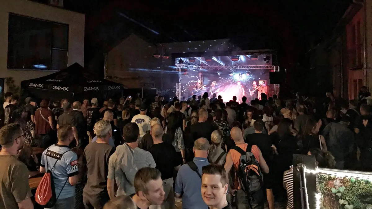Sängerfest Finsterwalde 2024: Der Alexanderplatz gehörte am ersten Abend bis tief in die Nacht zu den Hotspots beim Fest.