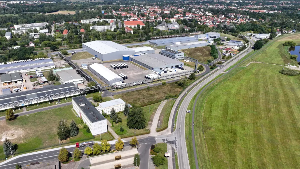 Luft Guben Gewerbegebiet Süd : Luftaufnahme vom 24. August 2024
Blick auf das Gewerbegebiet Süd in Guben
Industriepark Guben u.a. mit dem Traditionsunternehmen Trevira, der polnischen Grupa Azoty ATT Polymers und Megaflex Schaumstoff