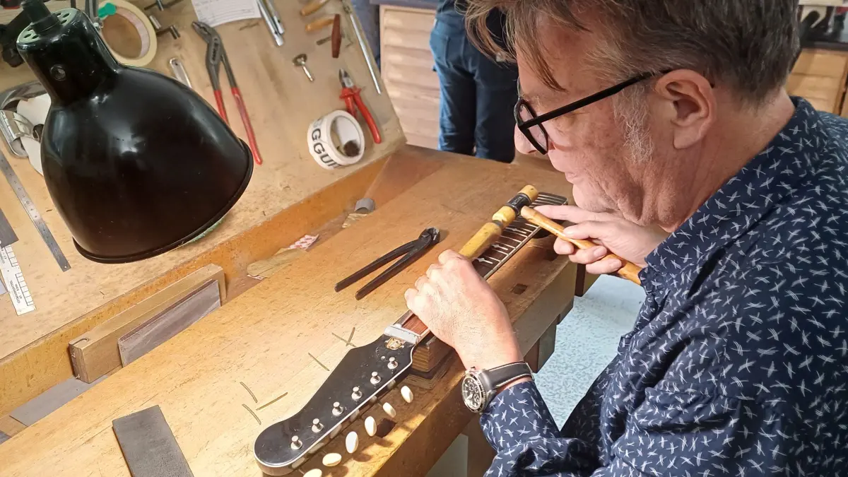 "GuitarDoG" Lutz Heidlindemann arbeitet in seiner Berliner Werkstatt an den Vintage-Gitarren teilweise noch mit ähnlichen Werkzeugen wie die Instrumentenmacher in den 1950er Jahren.