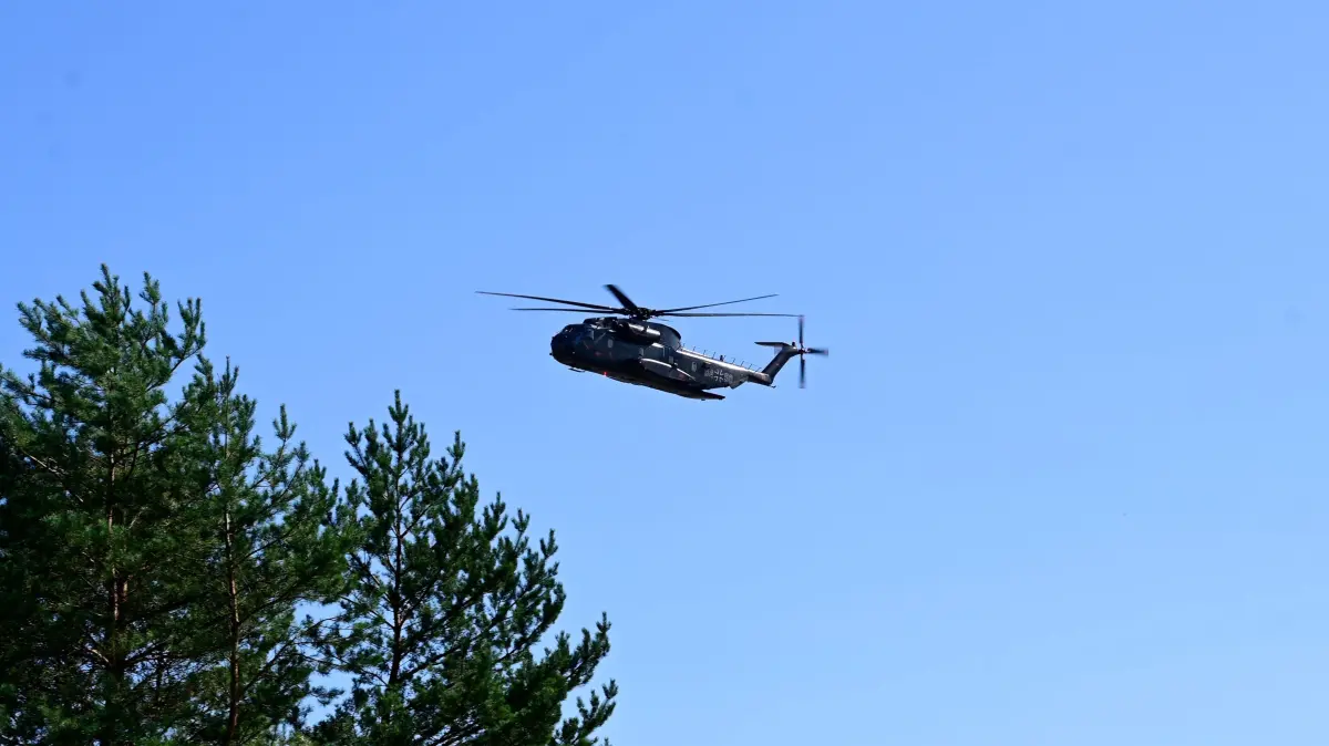 Im Wolfsrevier: Tag der offenen Tür der Bundeswehr auf dem Truppenübungsplatz Oberlausitz : Bundeswehr Hubschrauber, Ungeschütztes Verwundetentransportfahrzeug, Tag der offenen Tür auf dem Truppenübungsplatz TrÜbPl Oberlausitz. Weißkeißel, 24.08.2024