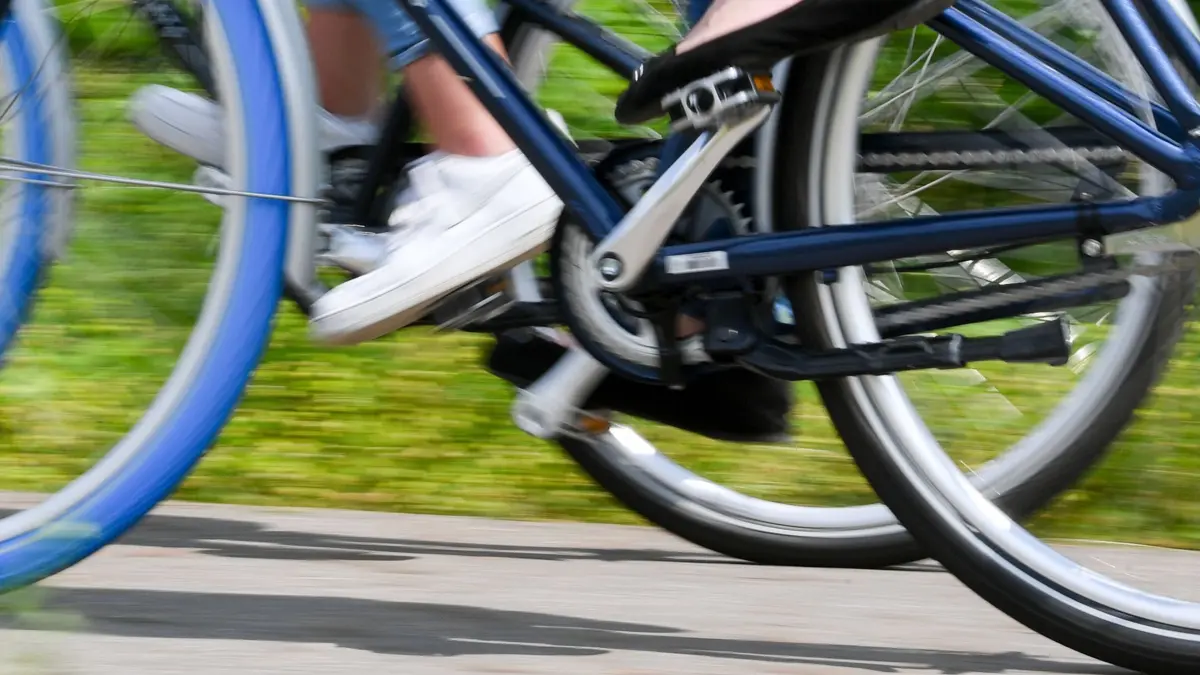 22.06.2020, Sachsen-Anhalt, Halle (Saale): Radfahrerinnen sind auf einem Radweg unterwegs. Vertreter der Städte und der Metropolregion Mitteldeutschland haben am 22.06.2020 die Pläne für einen Radschnellweg zwischen Leipzig und Halle vorgestellt. Die möglichen Gesamtkosten für die rund 36 Kilometer lange Verbindung belaufen sich je nach Streckenführung auf 35 bis 46 Millionen Euro. Foto: Hendrik Schmidt/dpa-Zentralbild/dpa +++ dpa-Bildfunk +++