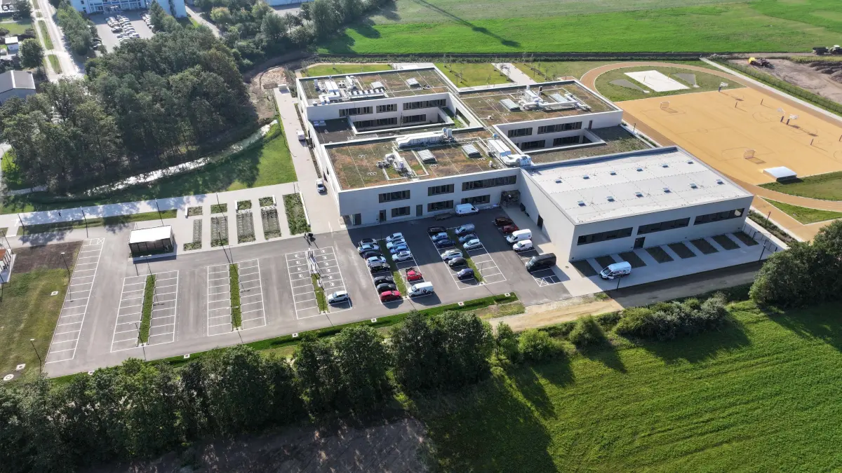 Gesamtschule SPN Kolkwitz Hänchen : Luftaufnahme vom 28. August 2024
Pressegespräch zur Fertigsellung der Gesamtschule SPN Kolkwitz/Hänchen Am Annahofer Graben am 28. August 2024