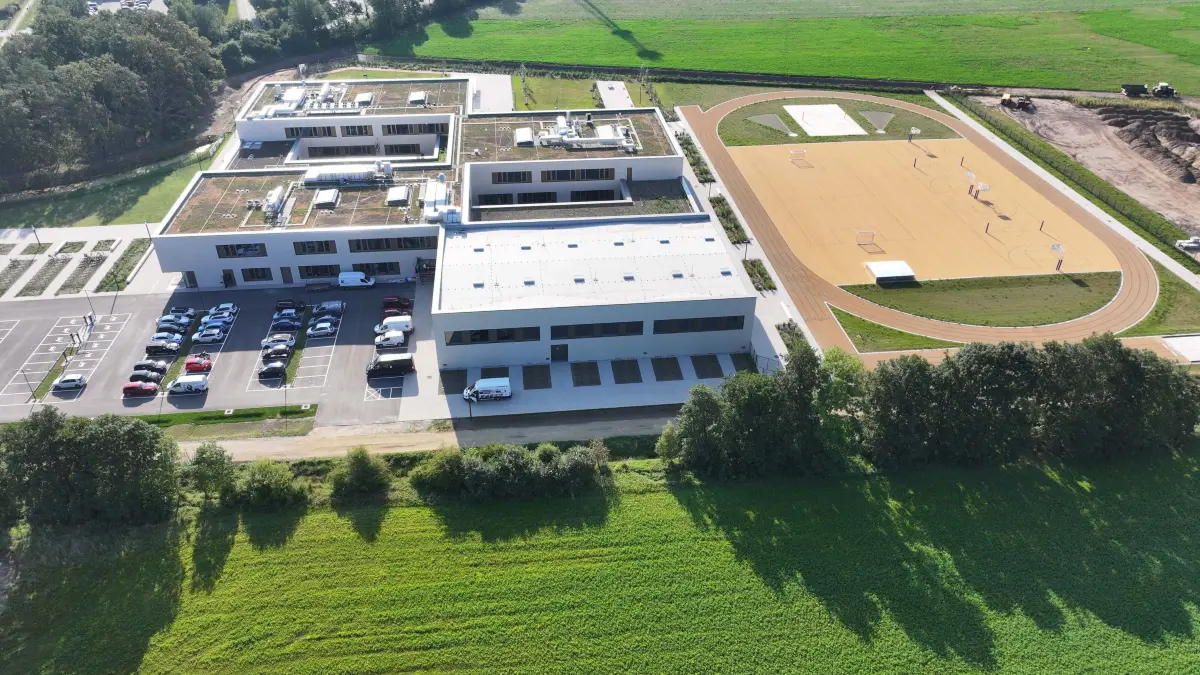 Gesamtschule SPN Kolkwitz Hänchen : Luftaufnahme vom 28. August 2024
Pressegespräch zur Fertigsellung der Gesamtschule SPN Kolkwitz/Hänchen Am Annahofer Graben am 28. August 2024