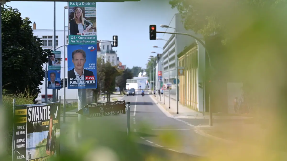 OB-Wahlkampf in Weißwasser: Am Sonntag ist der erste Wahlgang. Seit Mitte August wurden von der Stadtverwaltung rund 350 Wahlplakate entfernt, weil sie gegen die Auflagen laut Sondernutzungssatzung der Stadt Weißwasser verstießen. Verstöße waren beispielsweise Nichteinhaltung der Mindesthöhe oder der maximalen Anzahl von zwei Plakaten pro Straßenlaterne, das Plakatieren im untersagten 30-Meter-Umkreis vor Verwaltungsgebäuden sowie Schulen, Kitas, Kirchen, Friedhof und den Bahnhöfen oder auch das Plakatieren in nicht hierfür freigegebenen Straßenzügen. Die Verstöße betreffen alle Parteien/Kandidaten gleichermaßen, so ein Sprecher der Stadtverwaltung.