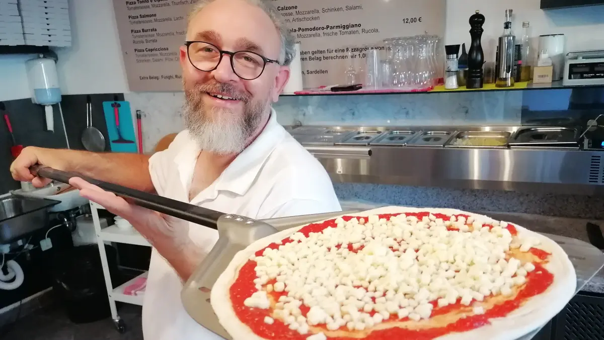Frisch belegt, schiebt Mario Iafelice die Pizza in der Alten Apotheke in Elsterwerda sofort in den Ofen. Die Kundschaft wartet schon.