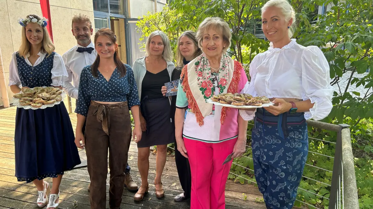 Mitarbeiter der Lausitzhalle, Visavis, Domowina, des Vereins zur Pflege der Regionalkultur in der Mittleren Lausitz und Trachtenhaus Jatzwauk stellen am 29. August bei einer Pressekonferenz in Hoyerswerda den ErnteDankTanz vor.