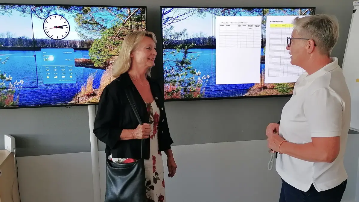 Alles Wichtige auch für die Lehrer wird am Elsterschulzentrum in Elsterwerda auf Bildschirmen und kaum noch auf Tafeln angezeigt. Brandenburgs Bildungsstaatssekretärin Claudia Zinke (l.) informiert sich bei Oberschulrektorin Christine Braun über die Lehr- und Lernbedingungen.