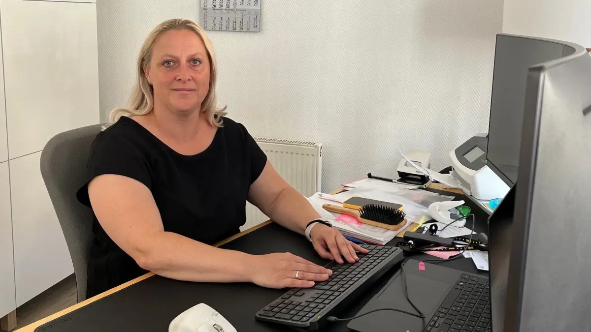 Die Beratungsstellenleiterin der Vereinigten Lohnsteuerhilfe e.V. (VLH) in Herzberg, Kristin Richter. Sie übernimmt als Fachfrau die Kommunikation mit dem Finanzamt und prüft unter anderem Steuerbescheide und beantragt Förderungen und Zulagen.