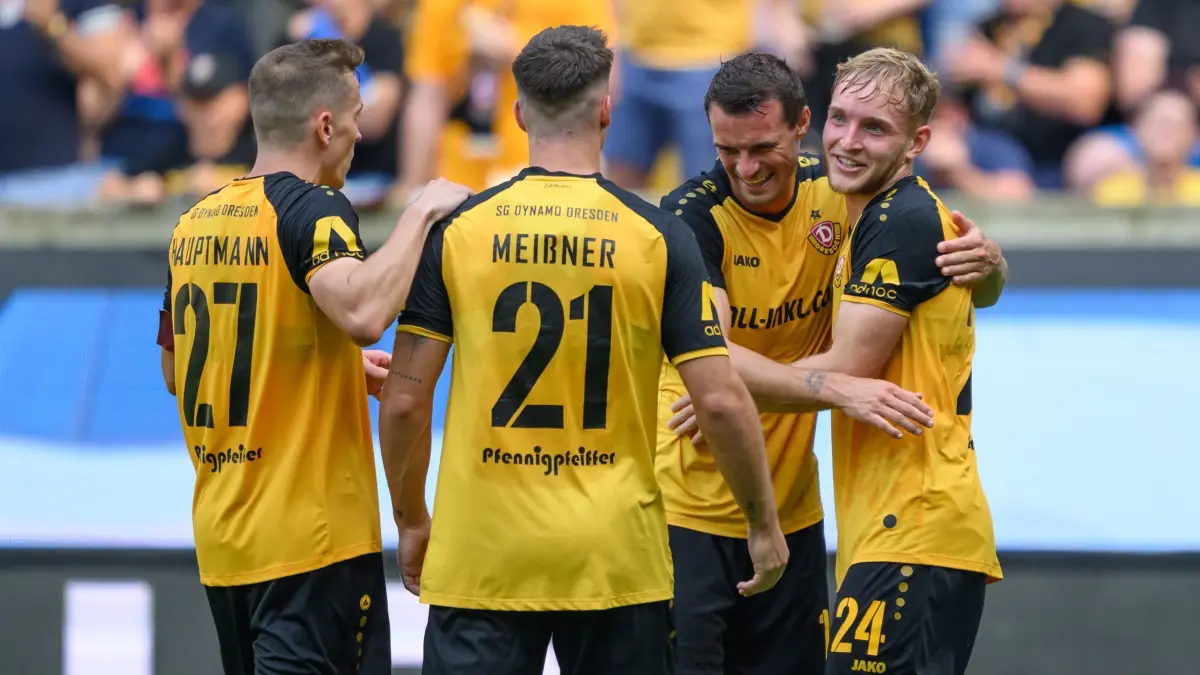 SG Dynamo Dresden - VfB Stuttgart II: 31.08.2024, Sachsen, Dresden: Fußball: 3. Liga, SG Dynamo Dresden - VfB Stuttgart II, 4. Spieltag, Rudolf-Harbig-Stadion, Dynamos Tony Menzel (r) jubelt nach seinem Tor zum 2:0 mit Niklas Hauptmann (l-r), Robin Meißner und Philip Heise. Foto: Robert Michael/dpa/ZB - Honorarfrei nur für Bezieher des Dienstes ZB-Funkregio Ost +++ ZB-FUNKREGIO OST +++