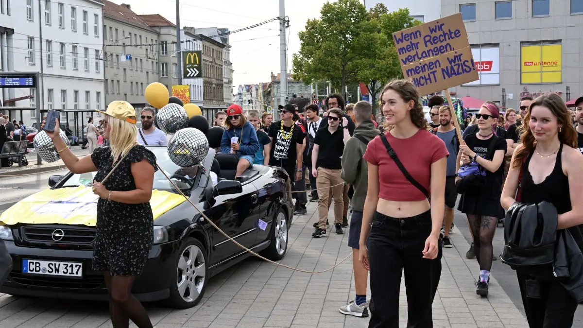 Nachttanz Demo : Nachttanz-Demo in Cottbus
Nur einen Tag vor der Landtagswahl in Thüringen und Sachsen und wenige Wochen vor der Wahl in Brandenburg ist in Cottbus die Tradition der Nachttanzdemo wiederbelebt worden. Der Demonstrationszug mit zahlreichen Musikwagen startete lautstark am Samstagabend vor der Stadthalle unter dem Motto „Ehrenamt bewegt“ und führte bis in die späten Abendstunden über den Altmarkt, nach Sandow Am Doll, zum Brandenburger Platz über die Strasse der Jugend und die Bahnhofstrasse zum Zentralcampus der Brandenburgischen Technischen Universität.
Um der rechten Einflussnahme etwas entgegenzusetzen, rufen wir alle Cottbuserinnen und Cottbuser zur demokratischen Wahl auf! Eine demokratische Gesellschaft werde nicht allein durch gewählte Vertreter in der Politik gestaltet. Wir wollen zeigen, dass es über die Teilnahme an den Wahlen hinaus vielfältige Möglichkeiten gibt, das Zusammenleben aktiv mitzugestalten, hatte Hanna Prechtel vom Organisationsteam zuvor erklärt.
Das Organisationsteam setzte sich aus diversen ehrenamtlich getragenen, subkulturellen Initiativen aus Cottbus zusammen. An dem Protestzug mit fünf Musikwagen von Querbeet über Live-Rap bis hin zu elektronischer Musik waren unter anderem der Club „Chekov“, die Künstlerkollektive „Urknall“ und „Kraftwerk Sonne“, die „Sandower Jugend“ und das „Rosa“ beteiligt. Die Demonstration wurde organisiert über das Kulturforum Cottbus e.V.