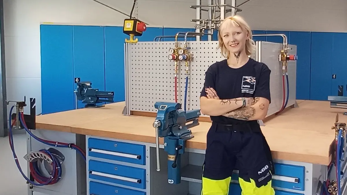 Auszubildende Elina Graf in der neuen Werkstatt des Ausbildungszentrums der Gasag-Gruppe in Berlin-Weißensee, das am Montag eröffnet wurde.