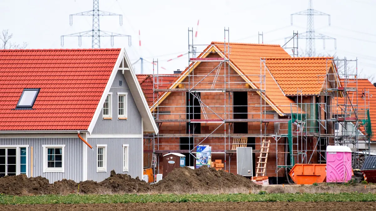 Ob sich der Neubau oder der Kauf eines Eigenheims lohnt, hängt von verschiedenen Faktoren ab. Die Kosten eines neu gebauten Hauses können die eines gekauften Altbaus weit übersteigen.