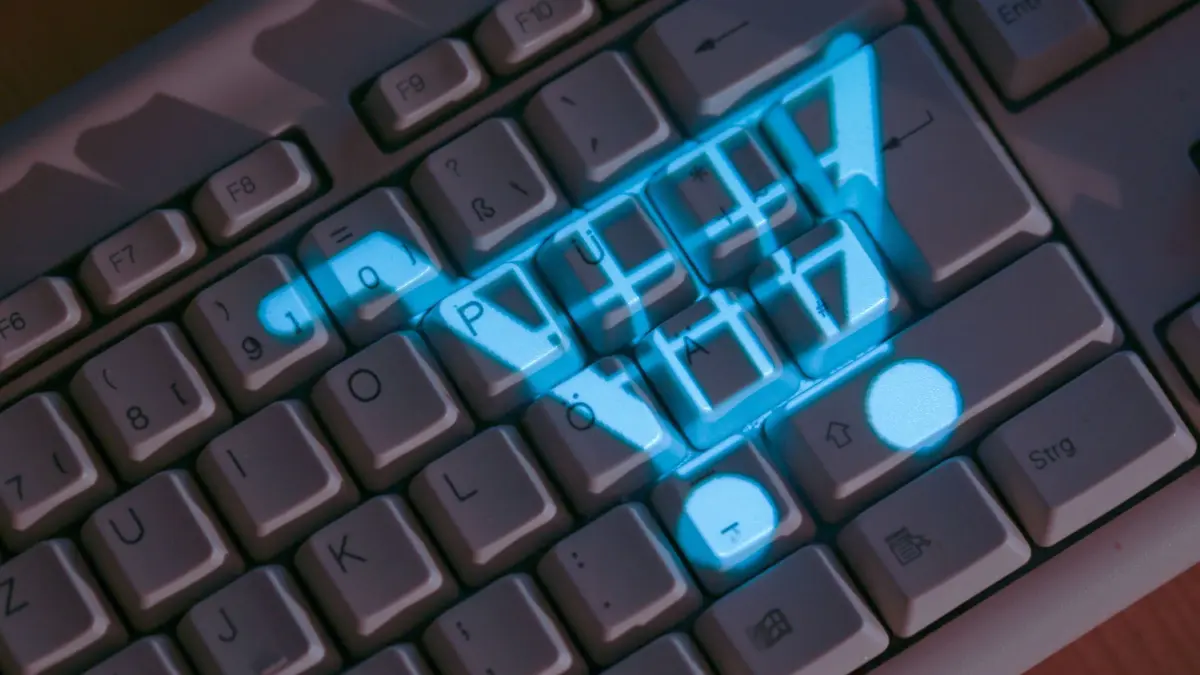 Symbol eines Einkaufskorbs leuchtet auf einer Computertastatur: ARCHIV - Nutzen Sie Vergleichsportale im Netz? Mit einigen Tricks lassen sich die Deals womöglich noch verbessern. (zu dpa: «3 Tipps: So nutzen Sie Vergleichsportale richtig») Foto: Jens Büttner/dpa/dpa-mag - Honorarfrei nur für Bezieher des Dienstes dpa-Magazin +++ dpa-Magazin +++