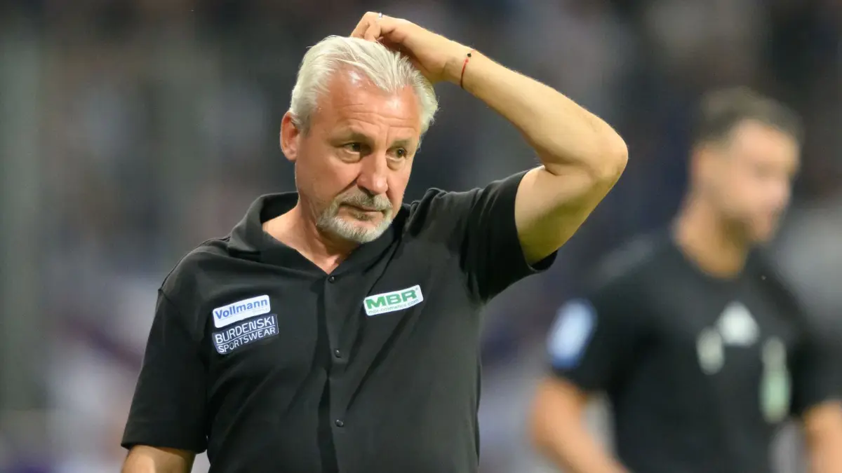 Pavel Dotchev: ARCHIV - 23.08.2024, Sachsen, Aue: Fußball: 3. Liga, FC Erzgebirge Aue - SG Dynamo Dresden, 3. Spieltag, Erzgebirgsstadion, Aues Trainer Pavel Dotchev steht an der Seitenlinie. (zu dpa: «Aue testet ohne Fans in Nürnberg») Foto: Robert Michael/dpa +++ dpa-Bildfunk +++