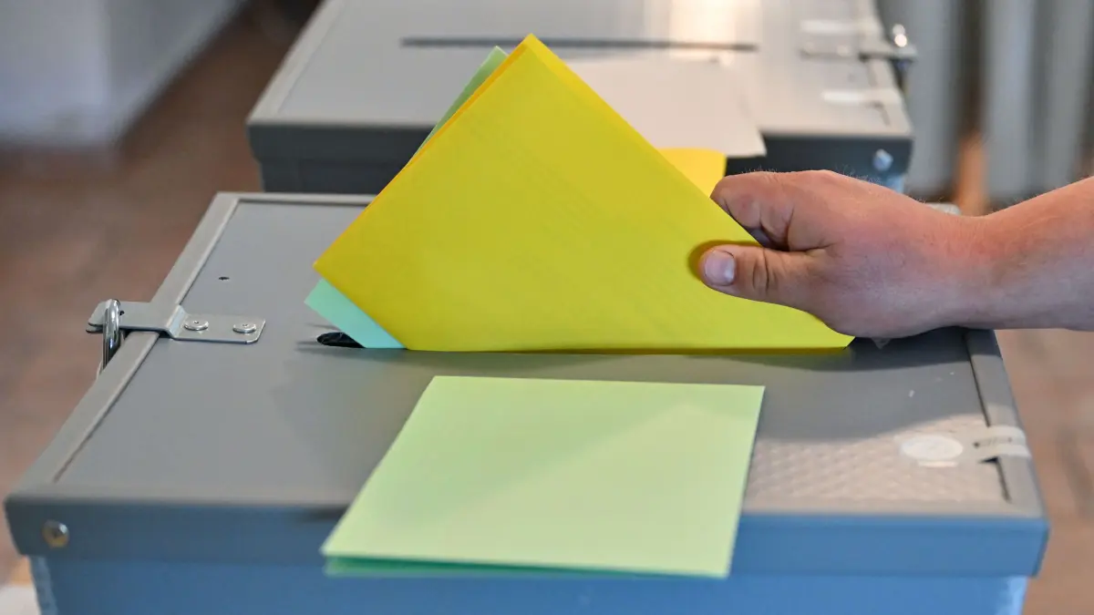 In Sachsen fanden am vergangenen Wochenende die Landtagswahlen statt. Die Polizei leitete in Dresden wegen manipulierter Stimmzettel Ermittlungen ein.