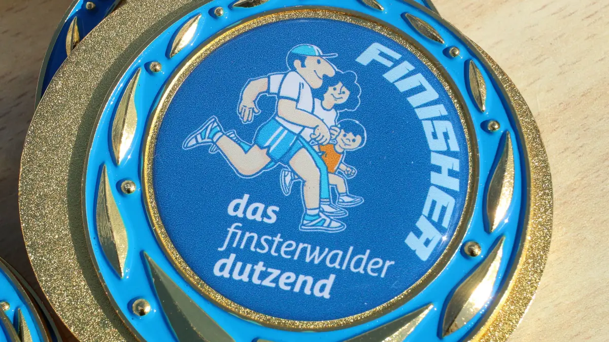 Finsterwalder Dutzend: Auf eine Medaille darf sich jeder Starter nach de Zieleinlauf freuen.