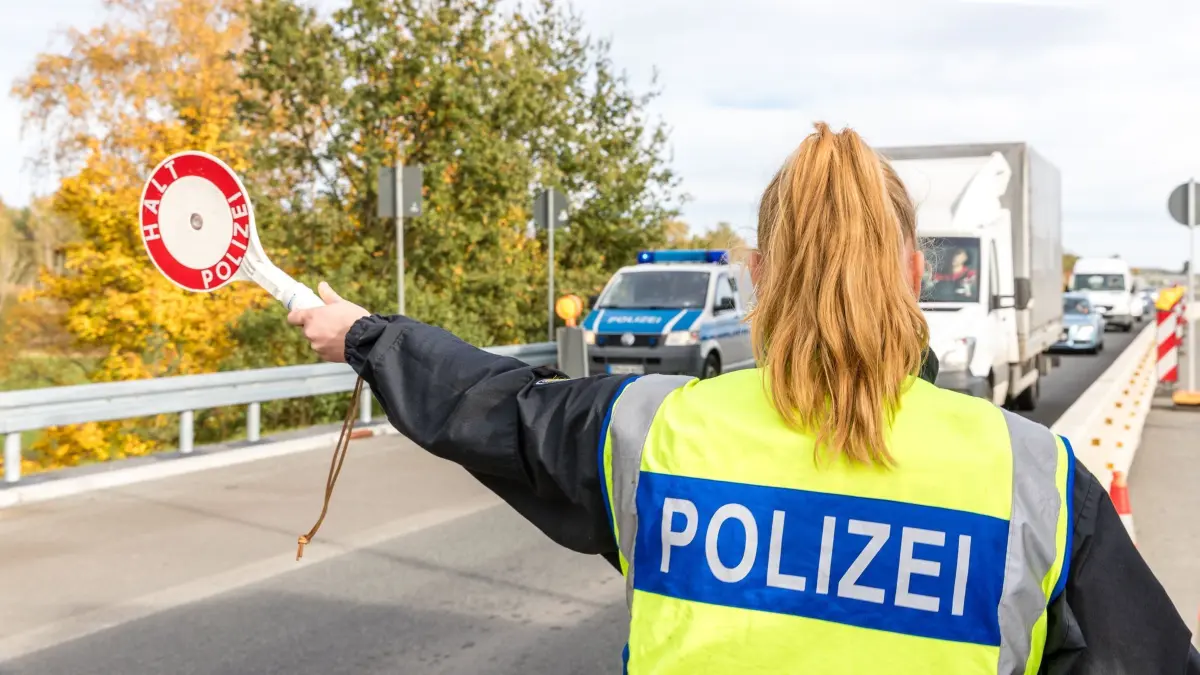 Grenzkontrolle: ARCHIV - 02.11.2023, Brandenburg, Bademeusel: Beamte der Bundespolizei kontrollieren Fahrzeuge am Grenzübergang Bademeusel an der BAB 15. Die Zahl der unerlaubten Einreisen nach Deutschland ist im November noch weiter zurückgegangen. (zu dpa: «Union und FDP pochen auf Zurückweisungen - Merz setzt Frist») Foto: Frank Hammerschmidt/dpa +++ dpa-Bildfunk +++