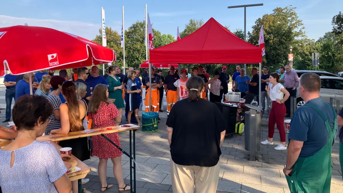Prostest vor der Geschäftsstelle der Wasserverband Lausitz Betriebsführungs GmbH in Senftenberg: Mitarbeiter und Gewerkschaft fordern vom Arbeitgeber deutlich mehr Lohn.