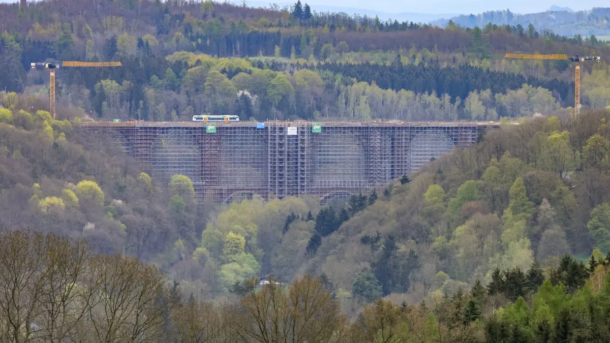 Sanierung der Elstertalbrücke: ARCHIV - 02.05.2023, Sachsen, Jocketa: Blick auf die mehr als 150 Jahre alte Elstertalbrücke im Vogtland. Die Sanierung der kleinen Schwester der Göltzschtalbrücke geht planmäßig voran. Das Bauwerk führt bei Jocketa über die Weiße Elster. (zu dpa: «Bahn: Endspurt bei Sanierung der Elstertalbrücke») Foto: Jan Woitas/dpa +++ dpa-Bildfunk +++