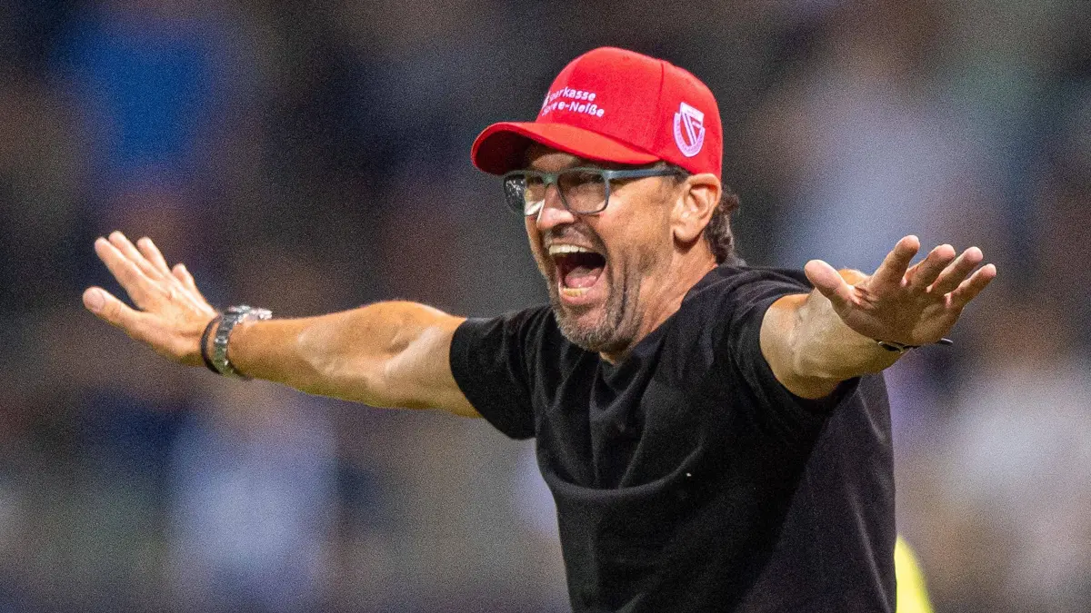 Fussball, Herren, Saison 2024/2025, Landespokal Brandenburg (2. Runde), SV Babelsberg 03 - FC Energie Cottbus, Trainer C: Fussball, Herren, Saison 2024/2025, Landespokal Brandenburg 2. Runde, SV Babelsberg 03 - FC Energie Cottbus, Trainer Claus-Dieter Pele Wollitz Energie Cottbus, 06.09. 2024, *** Soccer, Men, Season 2024 2025, Brandenburg State Cup 2 Round , SV Babelsberg 03 FC Energie Cottbus, Coach Claus Dieter Pele Wollitz Energie Cottbus , 06 09 2024, Copyright: xSebastianxR?ppold/MatthiasxKochx