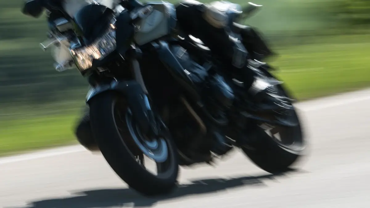 Ein Motorradfahrer fährt am 26.05.2017 bei Hofsgrund auf dem Schauinsland (Baden-Württemberg). Bei einer Polizeikontrollen werden zu laute Motorräder untersucht, die mit unzulässigen technischen Veränderungen fahren. (zu dpa "Mensch und Maschine fahren mit Lärm ans Limit" vom 30.05.2017). Foto: Patrick Seeger/dpa +++(c) dpa - Bildfunk+++
