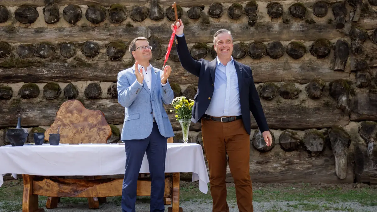 Betreiberübergabe der Slawenburg an David Chmelík durch den Bürgermeister von Vetschau, Bengt Kanzler.
