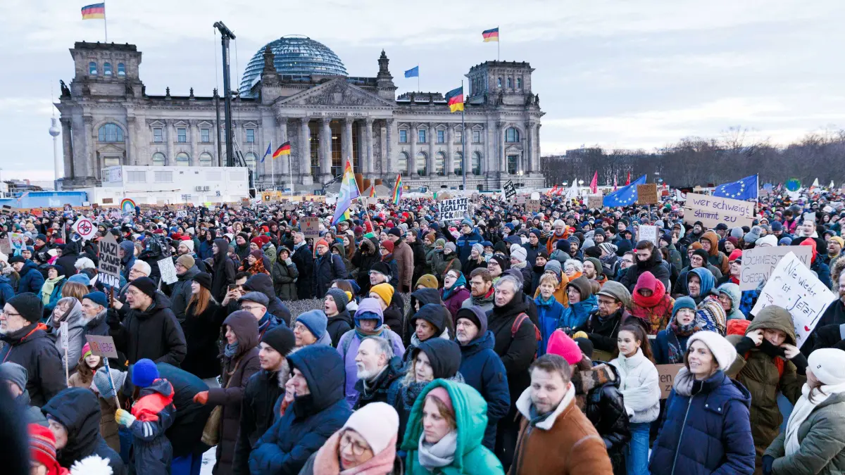 Demonstranten nehmen an einer Protestveranstaltung unter dem Motto “Demokratie verteidigen" vor dem Reichstagsgebäude teil. (zu dpa "Menschenkette um Reichstag - 100 000 Demonstranten angemeldet") +++ dpa-Bildfunk +++
