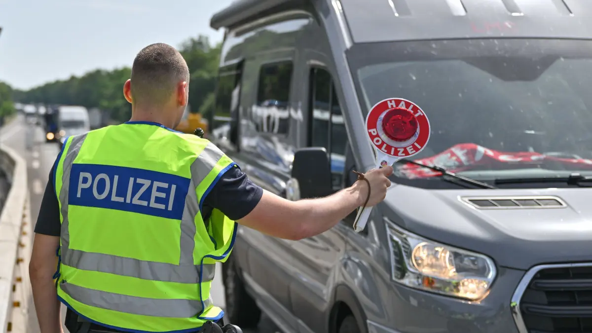 ARCHIV - 21.06.2024, Brandenburg, Frankfurt (Oder): Ein Bundespolizist steht auf der Autobahn A12 nahe dem deutsch-polnischen Grenzübergang und stoppt ein Auto bei der Einreise nach Deutschland. (zu dpa: «Faeser ordnet mehr Grenzkontrollen an») Foto: Patrick Pleul/dpa +++ dpa-Bildfunk +++