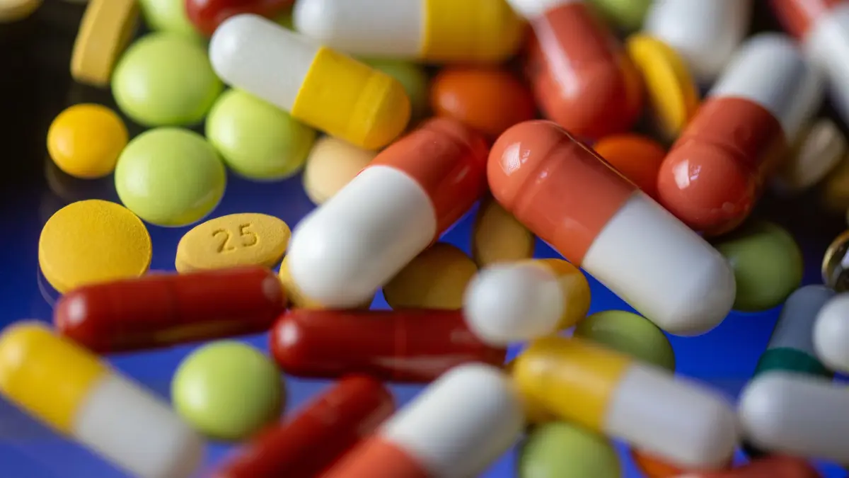 SYMBOLBILD - 26.02.2024, Sachsen, Leipzig: Verschiedene Tabletten, Kapseln und Dragees liegen auf einem Tisch in Leipzig. (zu dpa: «Pharmabranche erwartet wieder Wachstum - hoher Krankenstand hilft») Foto: Hendrik Schmidt/dpa +++ dpa-Bildfunk +++