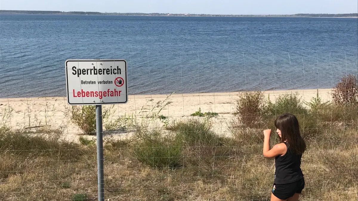 Bislang ist das Baden im Sedlitzer See verboten. Hier schirmt ein Zaun das Ufer in Lieske von den Besuchern ab. Dabei gelten die Anlagen zumindest landseitig als fertig saniert.
