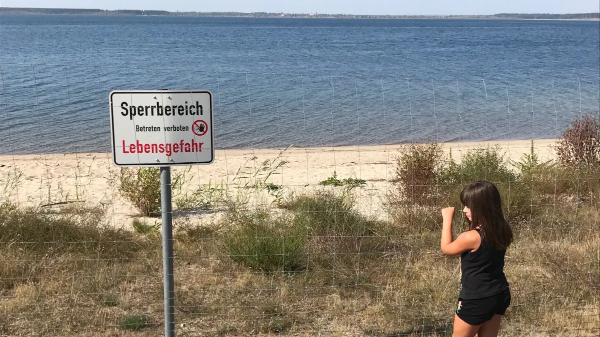 Bislang ist das Baden im Sedlitzer See verboten. Hier schirmt ein Zaun das Ufer in Lieske von den Besuchern ab. Dabei gelten die Anlagen zumindest landseitig als fertig saniert.