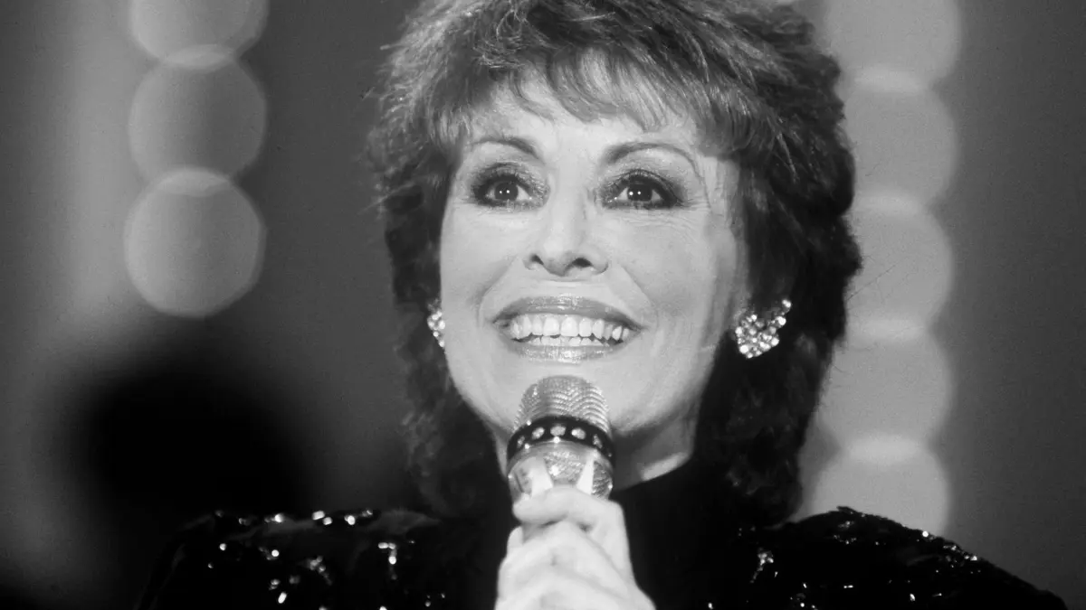Caterina Valente: Sängerin Caterina Valente bei ihrer Musikshow „Unter Freunden“. In den 60er Jahren war Caterina Valente die wohl populärste Schlagersängerin in Deutschland. Am 14. Januar 2021 feiert die in Paris geborene Entertainerin ihren 90. Geburtstag. (zu dpa: «Sängerin Caterina Valente ist tot») Foto: Hermann-Josef Wöstmann/dpa +++ dpa-Bildfunk +++