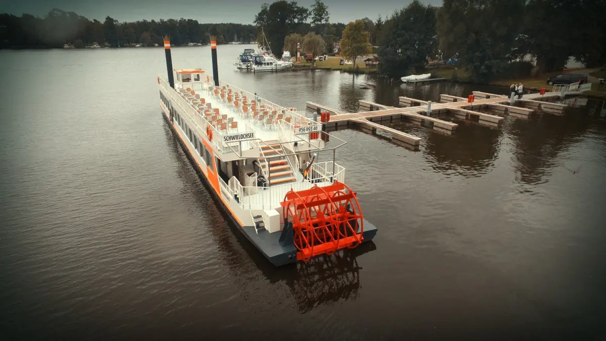 Die MS Schwielochsee, Ex-MS Europa, ist einem Raddampfer nachempfunden. Ihr Heimathafen ist Goyatz.
