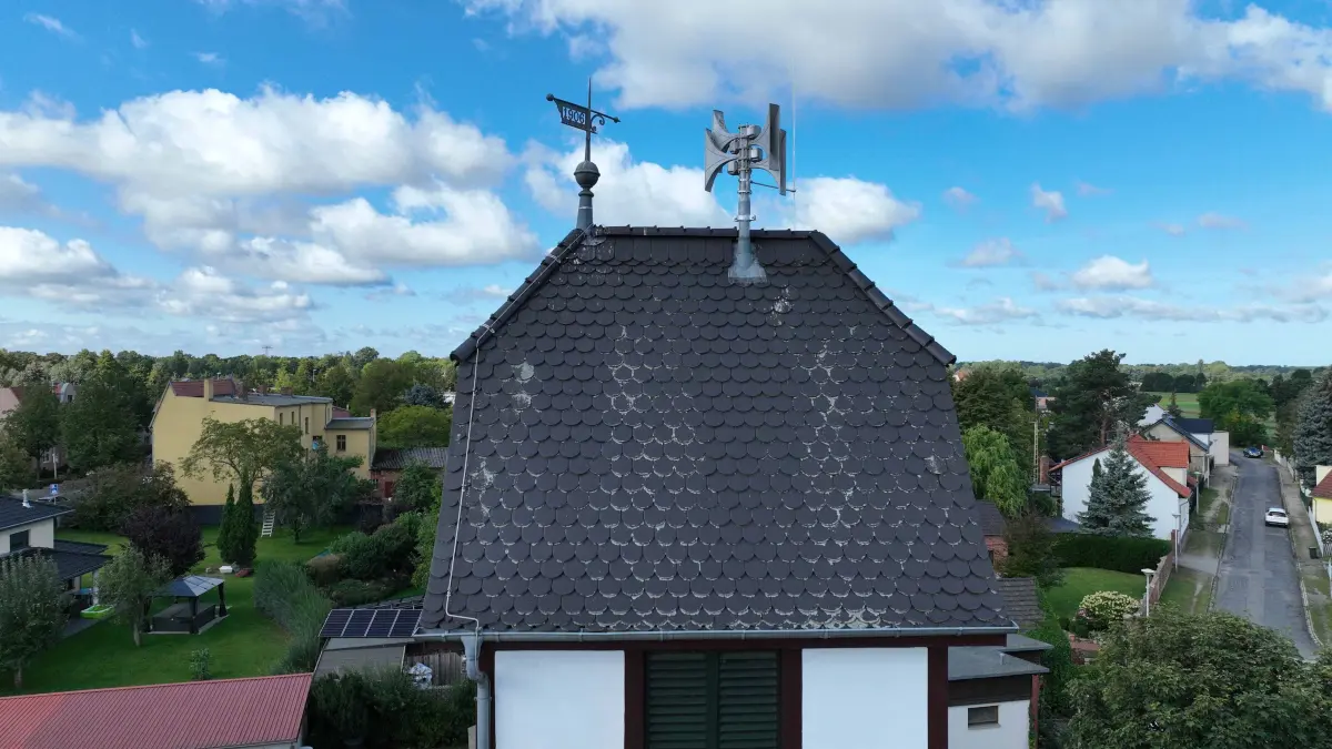 Feuerwehr Ströbitz Sirene : Luftaufnahme vom 14. September 2023
Bundesweiter Warntag 2023: Auf dem Gerätehaus der Freiwilligen Feuerwehr Ströbitz befindet sich inzwischen eine neue, moderne Sirene.