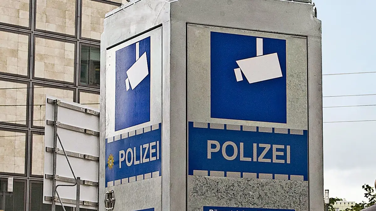 ARCHIV - Das Symbol einer Videokamera und das Wort Polizei sind am 07.09.2017 in Berlin beim symbolischen Spatenstich für die neue Polizeiwache auf dem Alexanderplatz an der neuen mobilen Videoüberwachungsanlage zu sehen. Die mobilen Videowagen sollen schon bald nicht nur am RAW-Gelände, wo es wegen der vielen Touristen Diebstähle und Überfälle gibt, eingesetzt werden. (zu dpa "Müller geht auf Initiative für mehr Videoüberwachung zu" am 02.0...