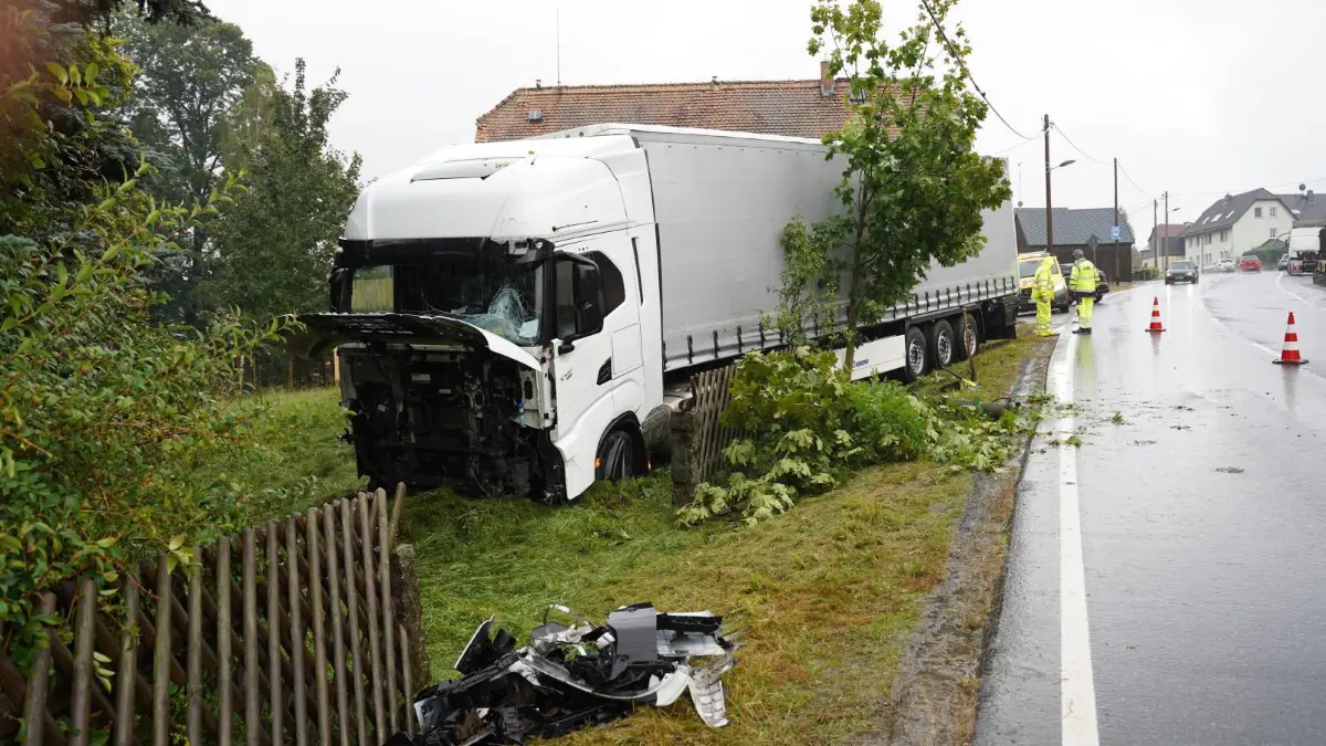 13.09.2024 , gegen 10:50 Uhr
Steinigtwolmsdorf, Dresdener Straße
Fotograf: LausitzNews.de
Am Freitagvormittag kam es auf der Dresdener Straße in Steinigtwolmsdorf zu einem Verkehrsunfall. Ein LKW befuhr die Dresdener Straße kommend von Steinigtwolmsdorf in Richtung Neukirch. Aus ungeklärter Ursache kam der Fahrer nach rechts von der Fahrbahn ab und landete in einem Graben. Einsatzkräfte von Polizei, Rettungsdienst sowie die Feuerwehr rückten an. Eine Spezialfirma kümmerte sich um die Bergung des LKW. Die Polizei führt nun die weiteren Ermittlungen.