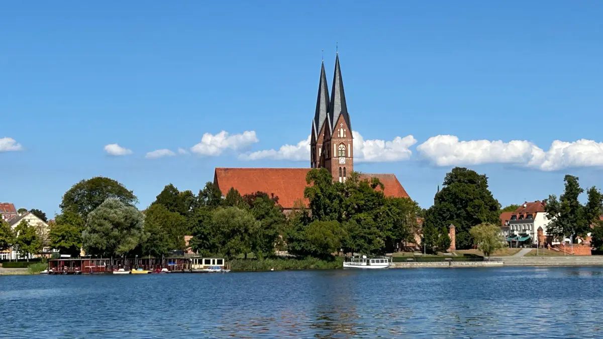 Blick auf die Klosterkirche am Ruppiner See. Neuruppin punktet touristisch mit Landschaft, Kultur und Sehenswürdigkeiten - und mit Fontane.